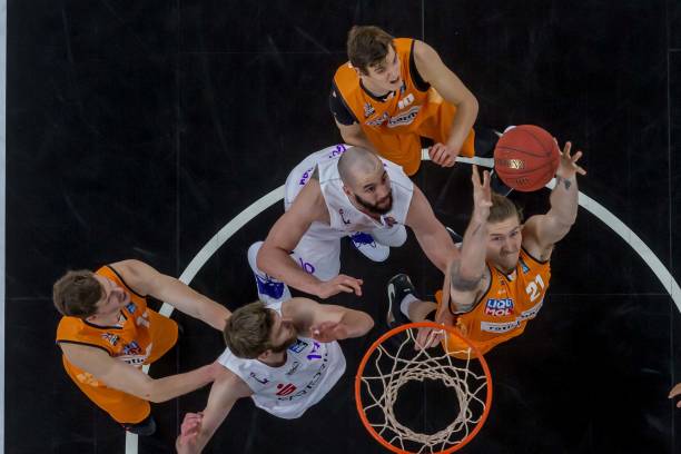 往往只隔着 往往只隔着